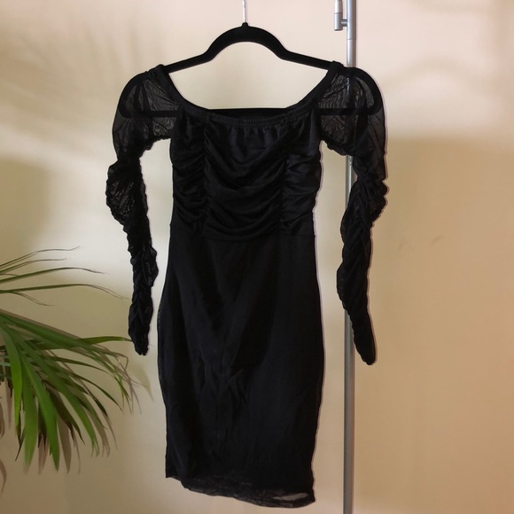 Black off the shoulder bodycon - Picture 1 of 4